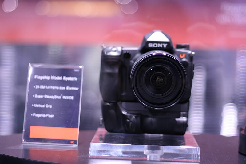 Illustration for article titled Sony's 25-Megapixel Full-Frame Sensor Lands in Massive Sony DSLR
